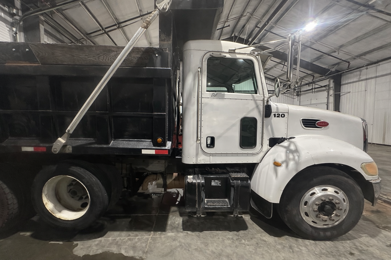 2005 PETERBILT 335 - Image 11